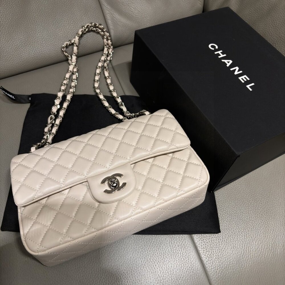 Chanel white Leather Quilted Bag with silver Chain